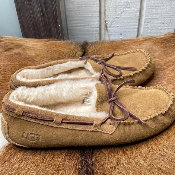 Womens UGG winter slippers size 7 check them out very nice thanks 🙏 - Picture 3 of 8